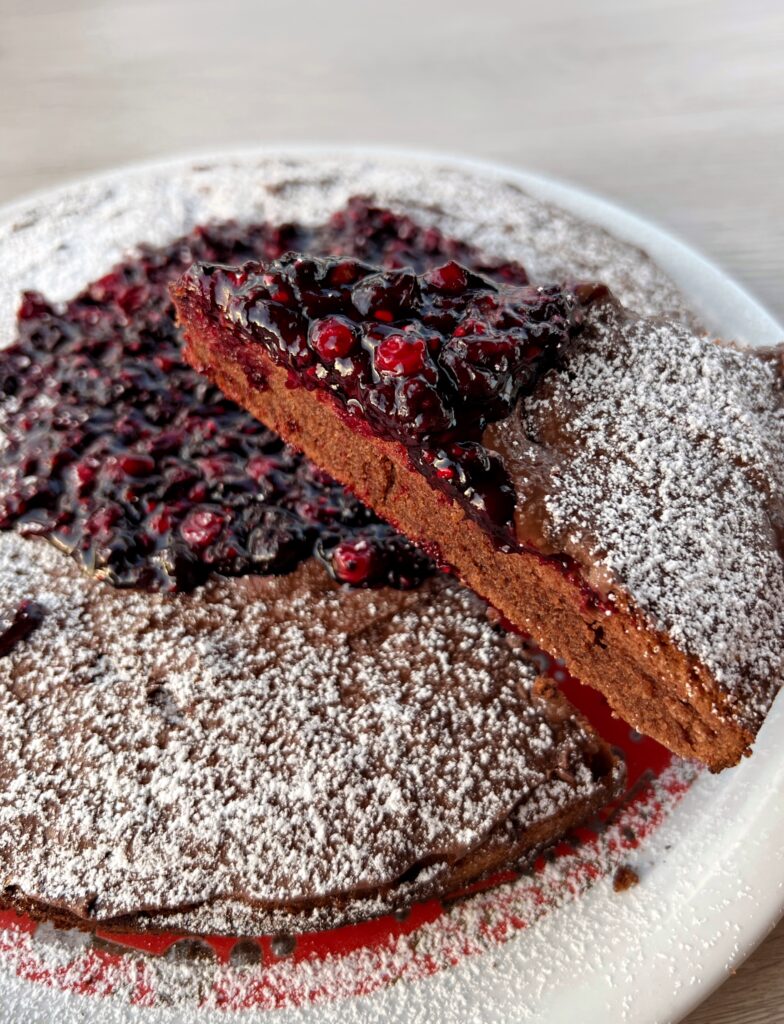 torta senza glutine al cacao con nutella e frutti di bosco