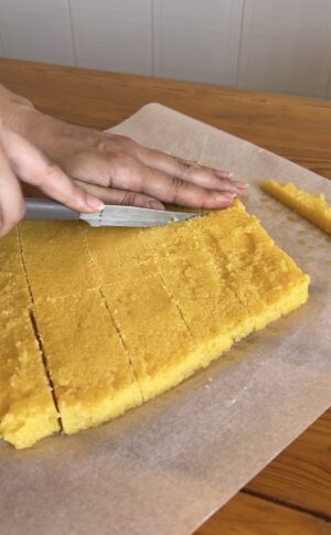 tartine di polenta senza glutine con zucchine e gamberetti