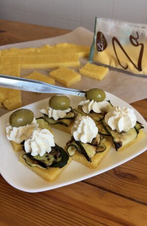 tartine di polenta senza glutine con zucchine e gamberetti